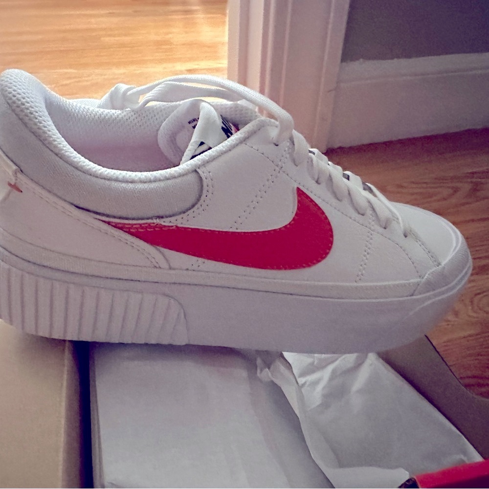 NWOT NIKE WOMENS COURT LEGACY LIFT SIZE 7